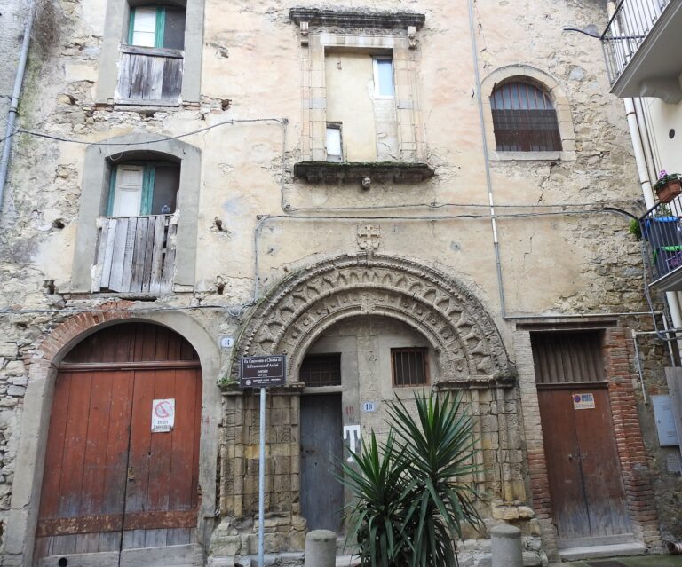 PARADOSSI SICILIANI: “LA CHIESA PIÙ FRANCESCANA DEL MONDO DI NICOSIA”